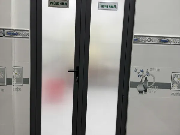 Cửa phòng khám
